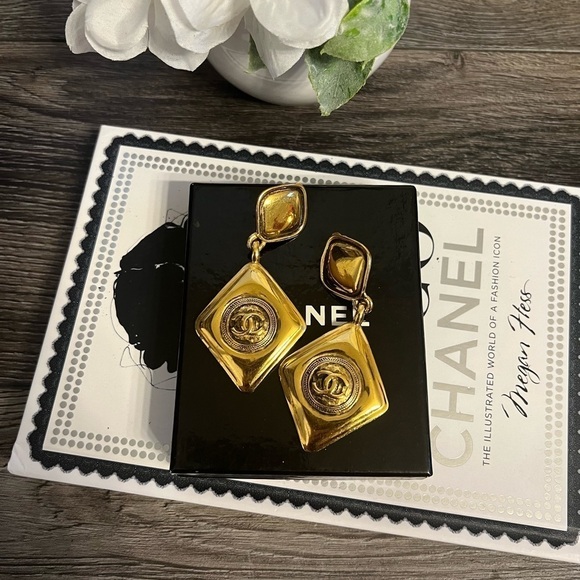 RARE! Chanel Vintage Gold CC Diamond Shape Dangle Clip On Earrings - Picture 7 of 11